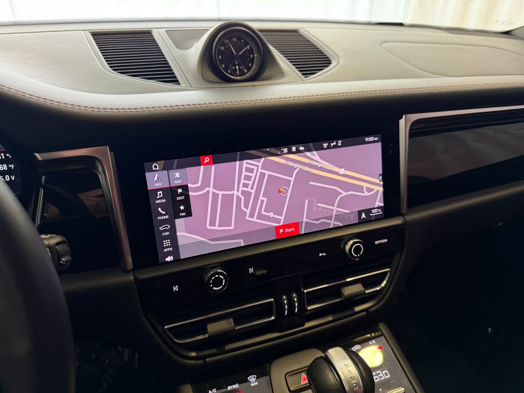 Certified 2023 Porsche Macan AWD/4WD image 23