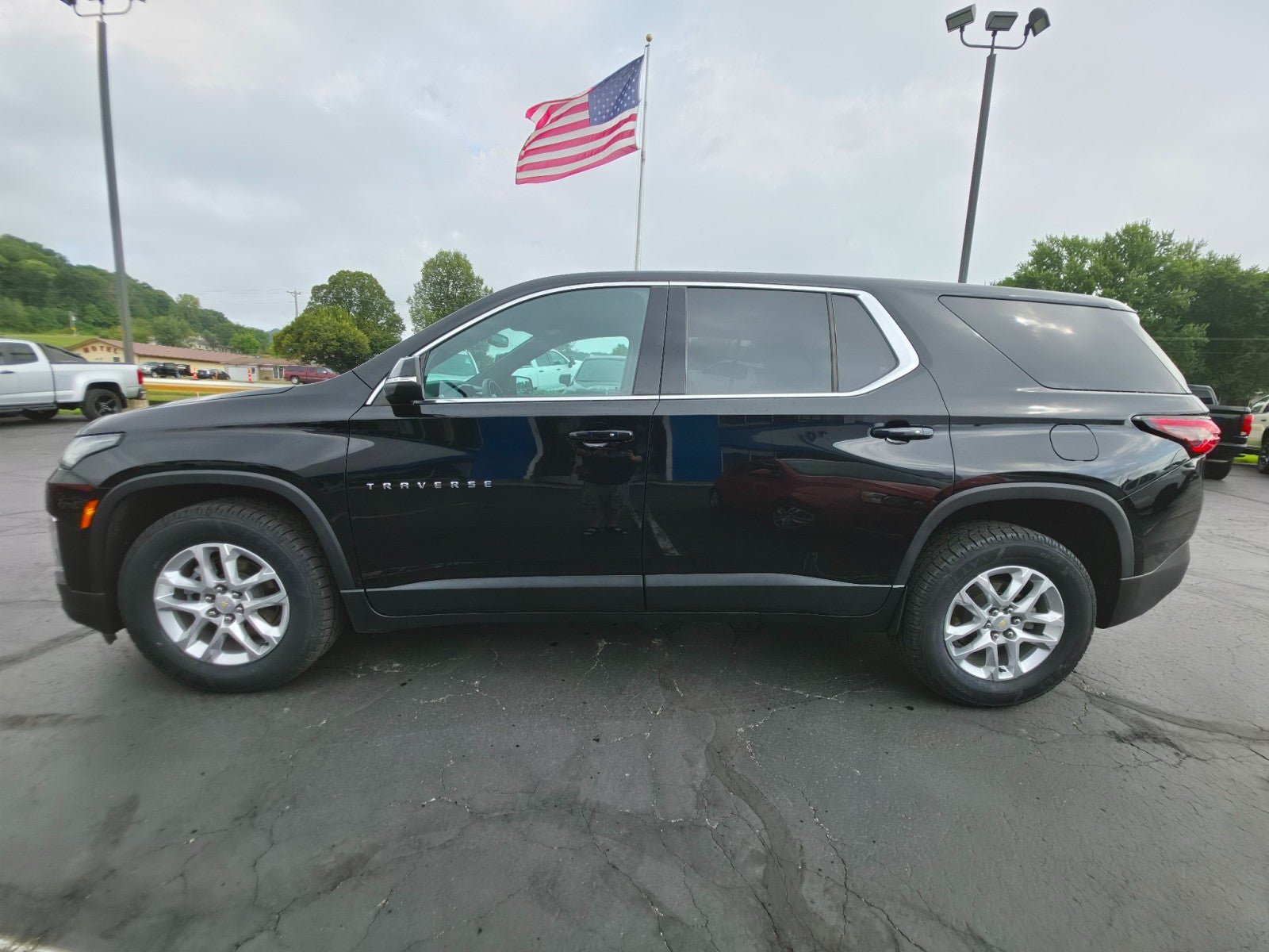 Used 2022 Chevrolet Traverse LS AWD/4WD image 2