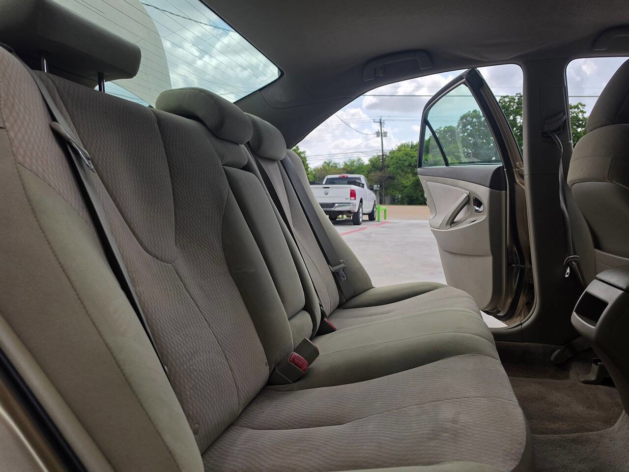 Used 2010 Toyota Camry LE image 28