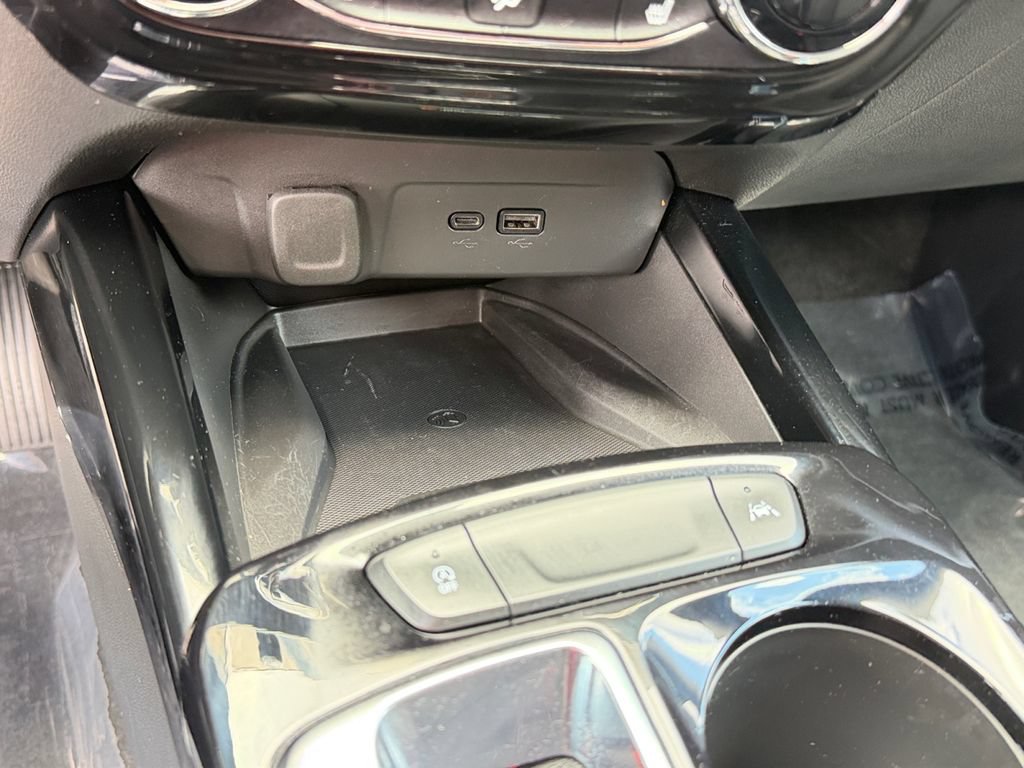 Used 2026 Chevrolet Trax RS w/ Sunroof Package FWD image 24