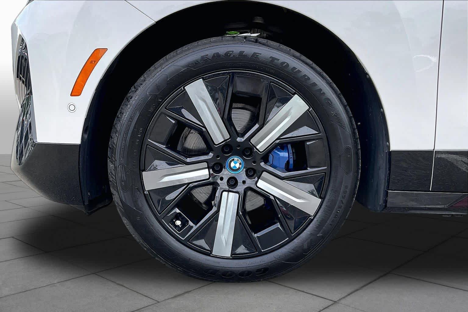 Used 2024 BMW iX xDrive50 w/ Premium Package AWD/4WD image 10