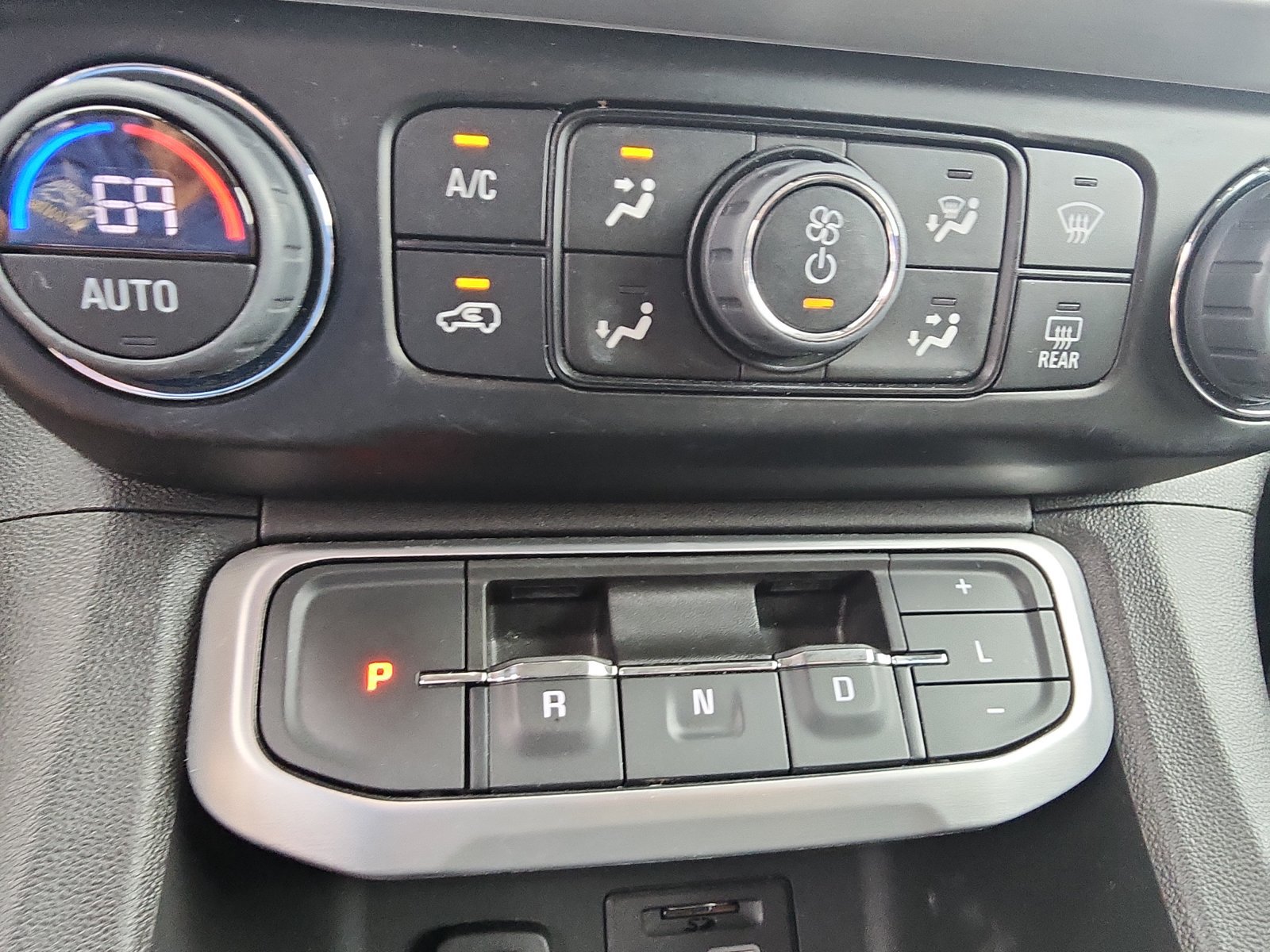 Used 2023 GMC Acadia SLE w/ Driver Convenience Package FWD image 16