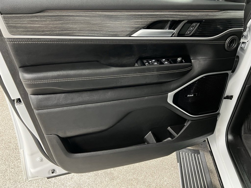 Used 2023 Jeep Wagoneer L Series III w/ Premium Group I image 28