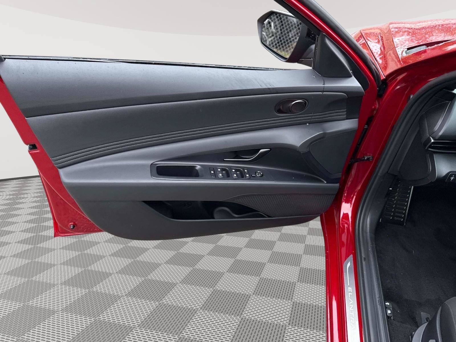New 2025 Hyundai Elantra Sport FWD image 18