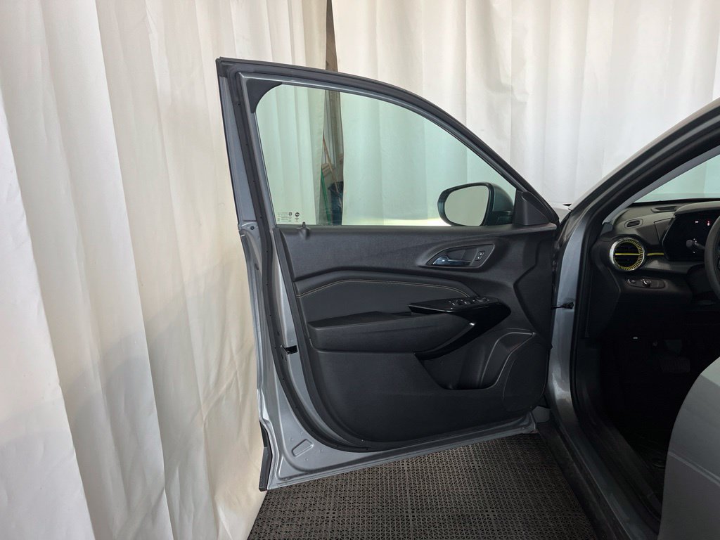 Used 2024 Chevrolet Trax LT FWD image 16