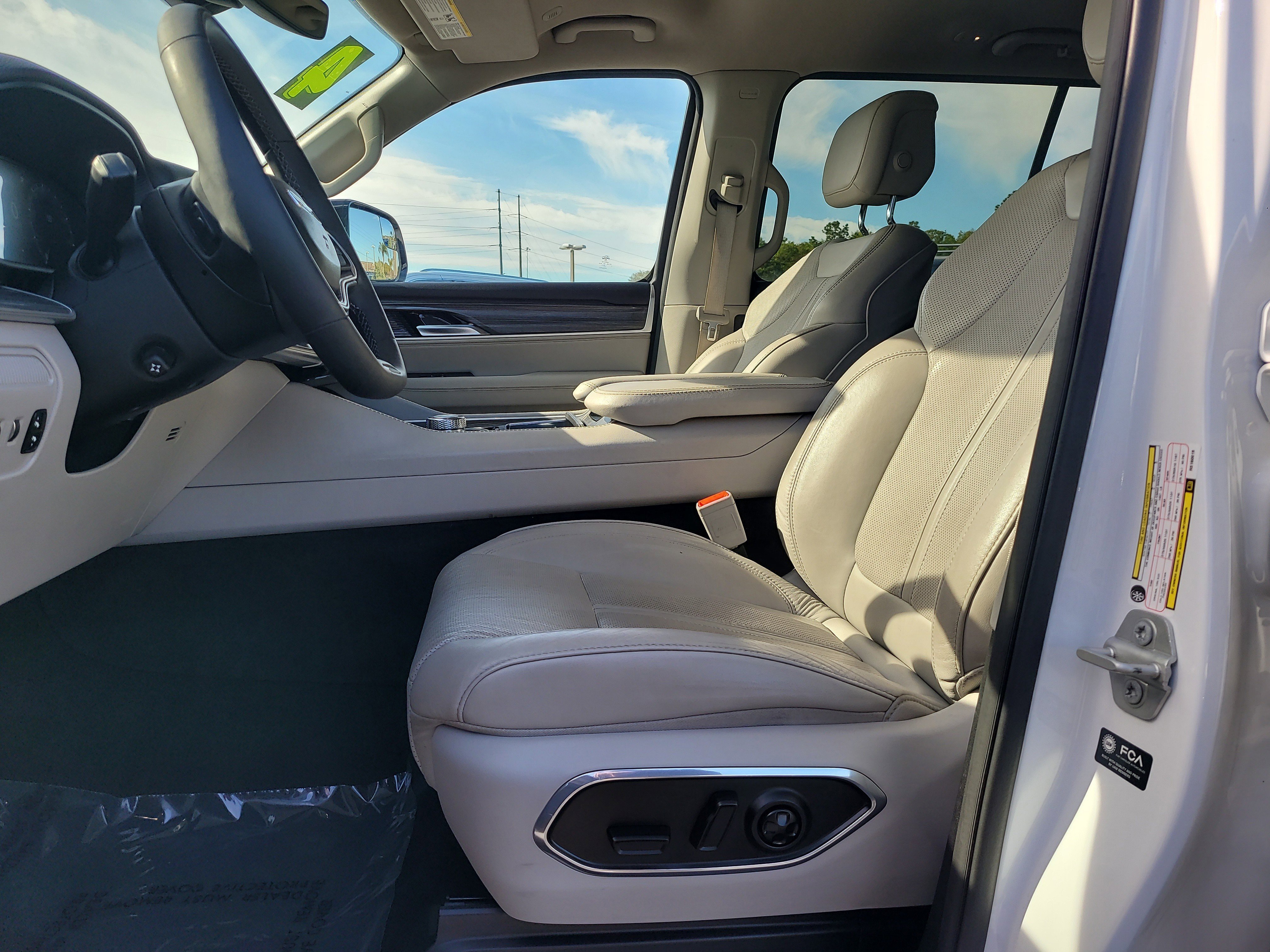 Used 2024 Jeep Wagoneer L Series II w/ Flexible Seating Group image 18