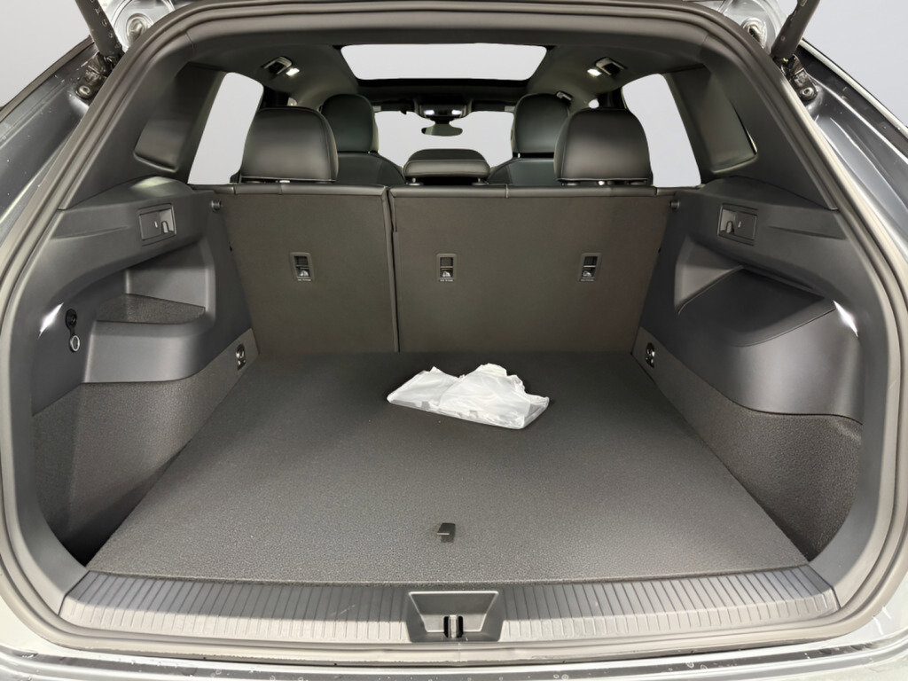 New 2026 Volkswagen Tiguan SE R-Line image 9