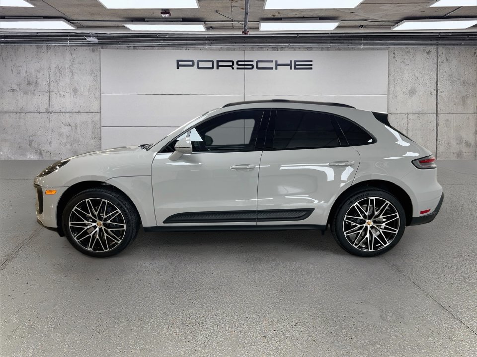 Certified 2025 Porsche Macan AWD/4WD image 2