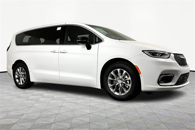 New 2026 Chrysler Pacifica Limited image 3