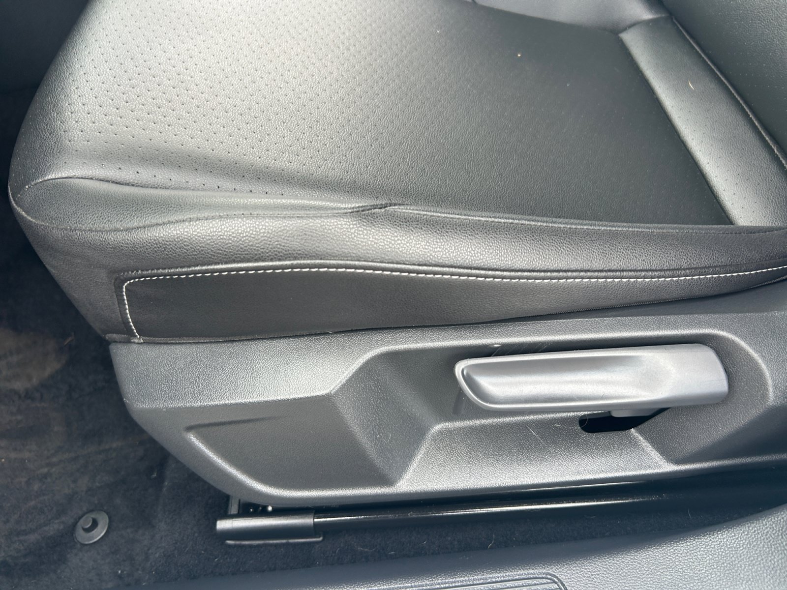 Used 2019 Volkswagen Jetta SEL w/ Cold Weather Package FWD image 14