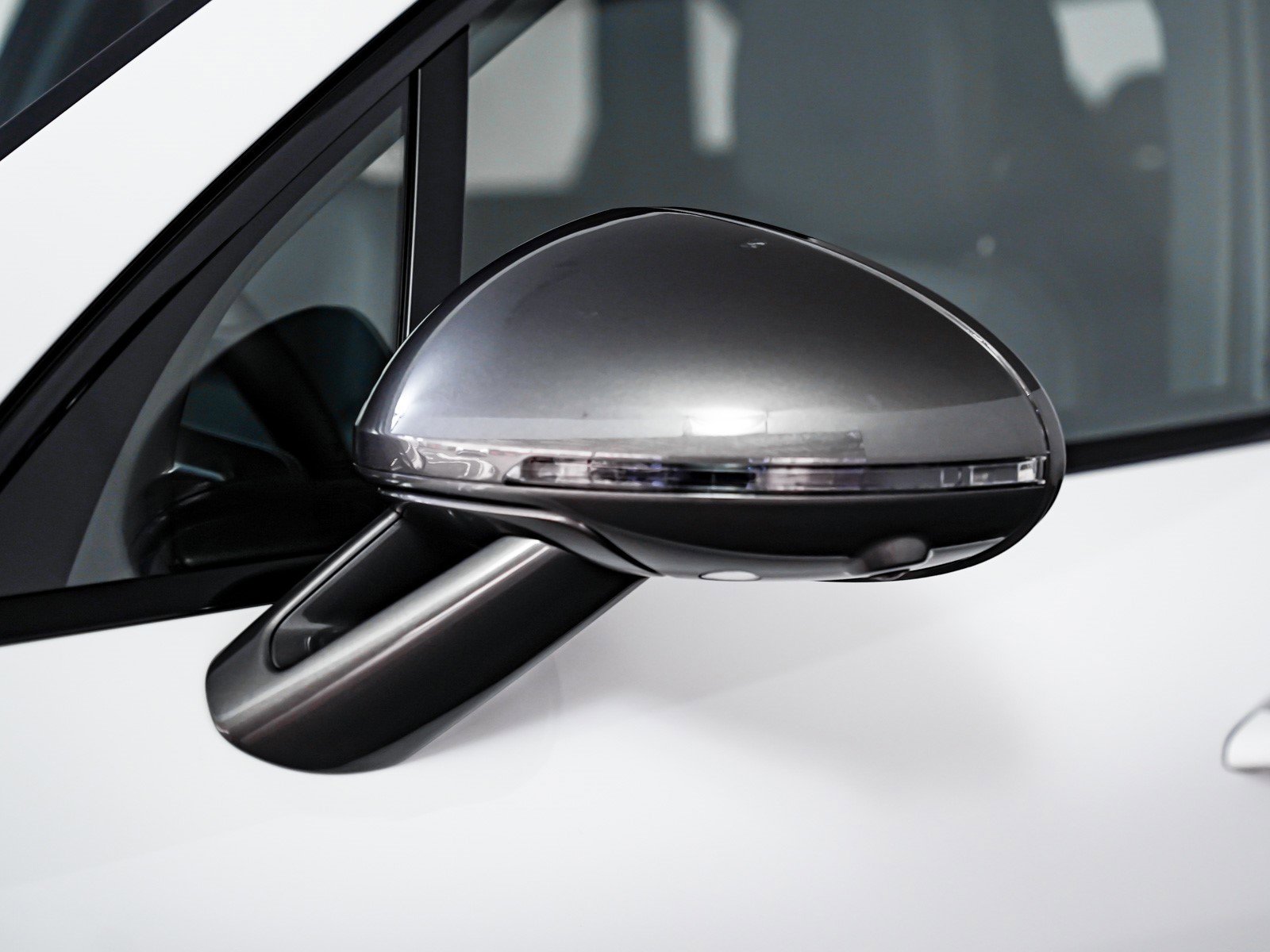 Used 2025 Porsche Macan Turbo image 27