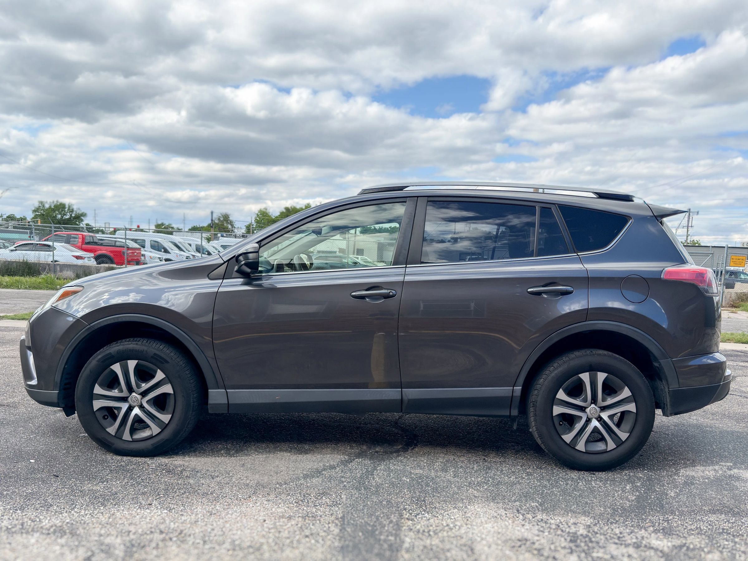 Used 2017 Toyota RAV4 LE FWD image 4