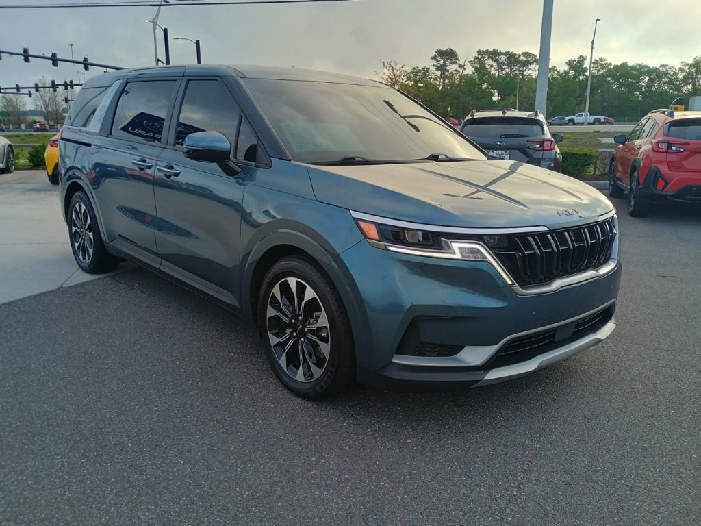 Used 2024 Kia Carnival EX image 3