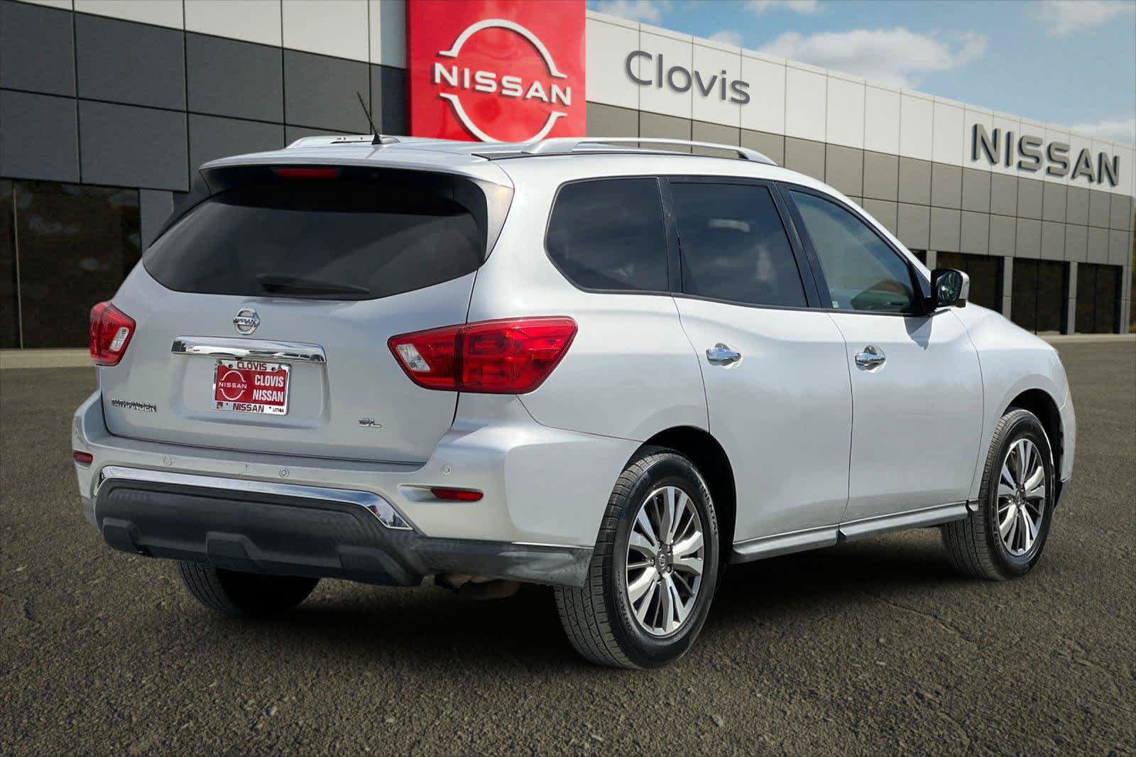 Used 2018 Nissan Pathfinder SL FWD image 3