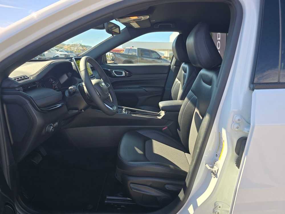 Used 2025 Jeep Compass Latitude w/ Altitude Special Edition AWD/4WD image 9