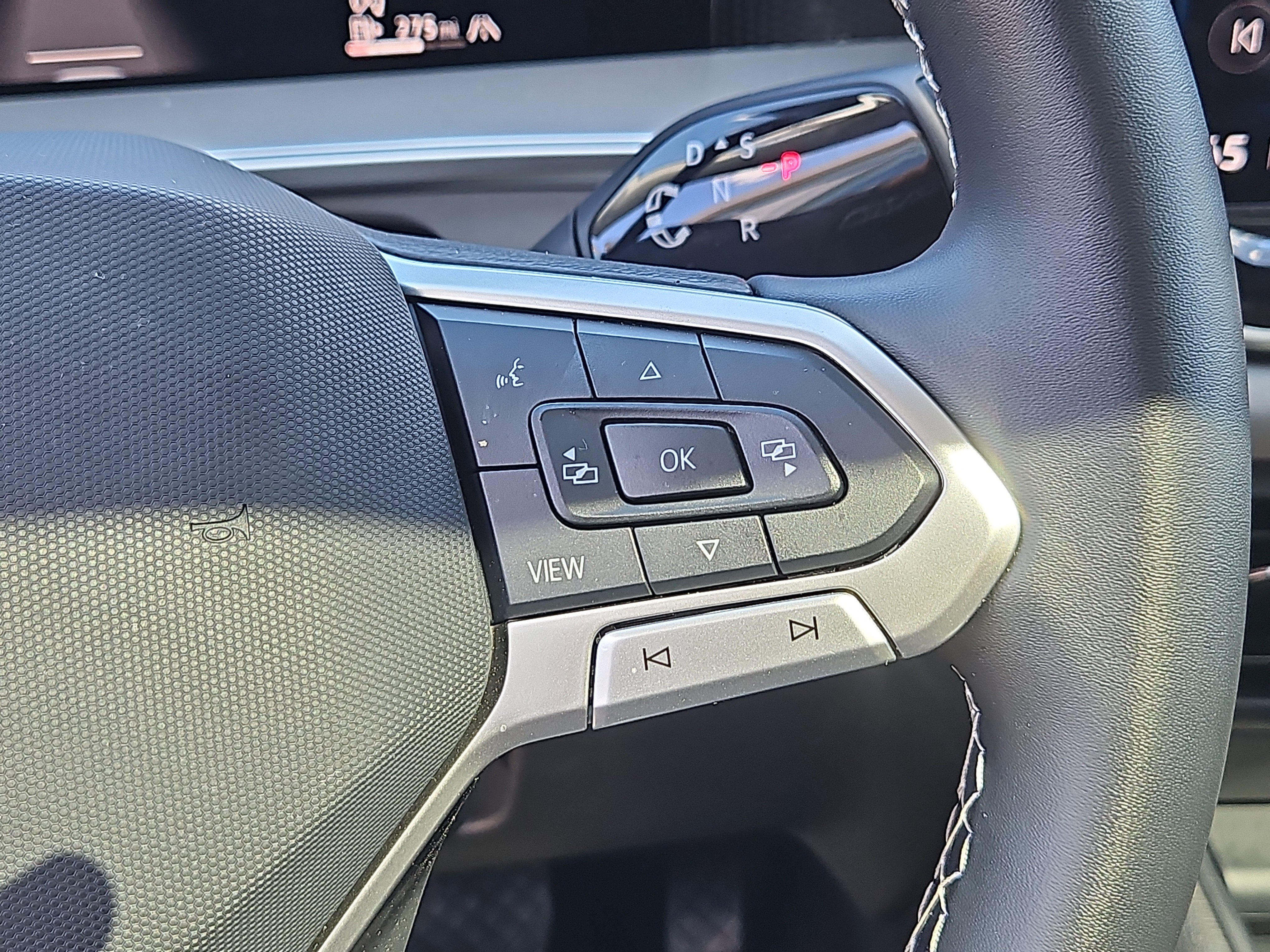 Used 2025 Volkswagen Tiguan SE AWD/4WD image 17