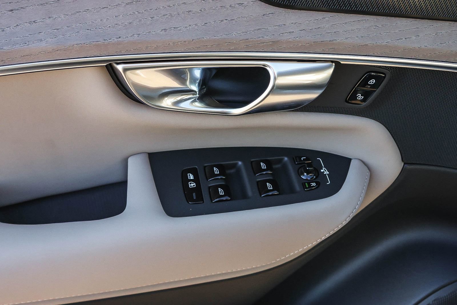 New 2026 Volvo XC90 T8 Plus w/ Protection Package Premier image 31