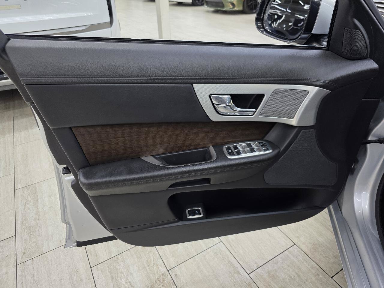 Used 2014 Jaguar XF RWD image 38