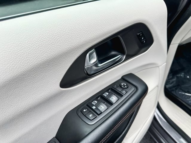 Used 2020 Chrysler Pacifica Touring-L Plus w/ Advanced Safetytec Group FWD image 15