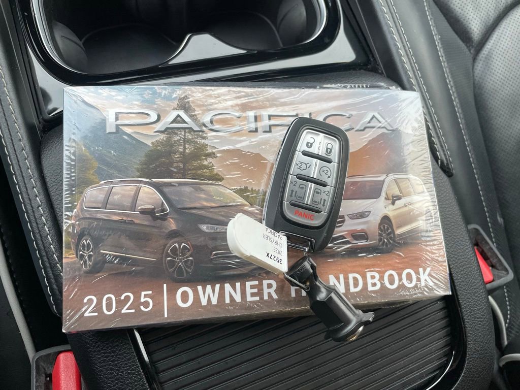 Used 2025 Chrysler Pacifica Limited image 48