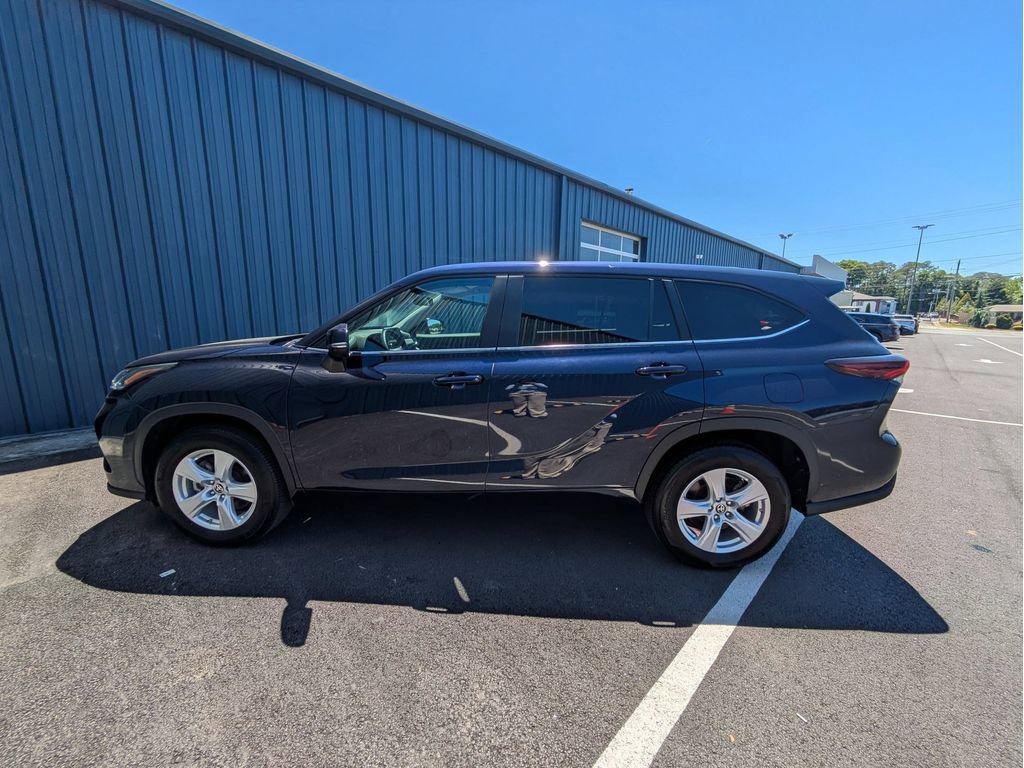 Used 2025 Toyota Highlander LE FWD image 10