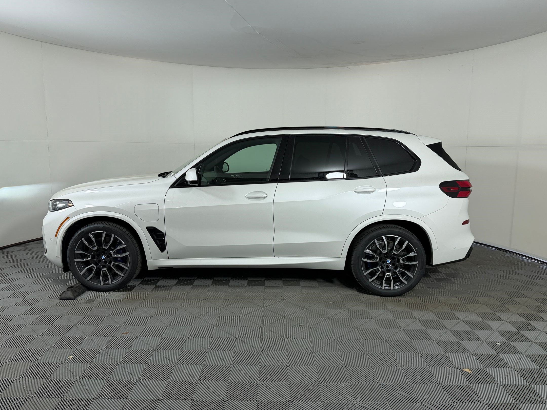 Used 2026 BMW X5 xDrive50e w/ M Sport Package AWD/4WD image 2