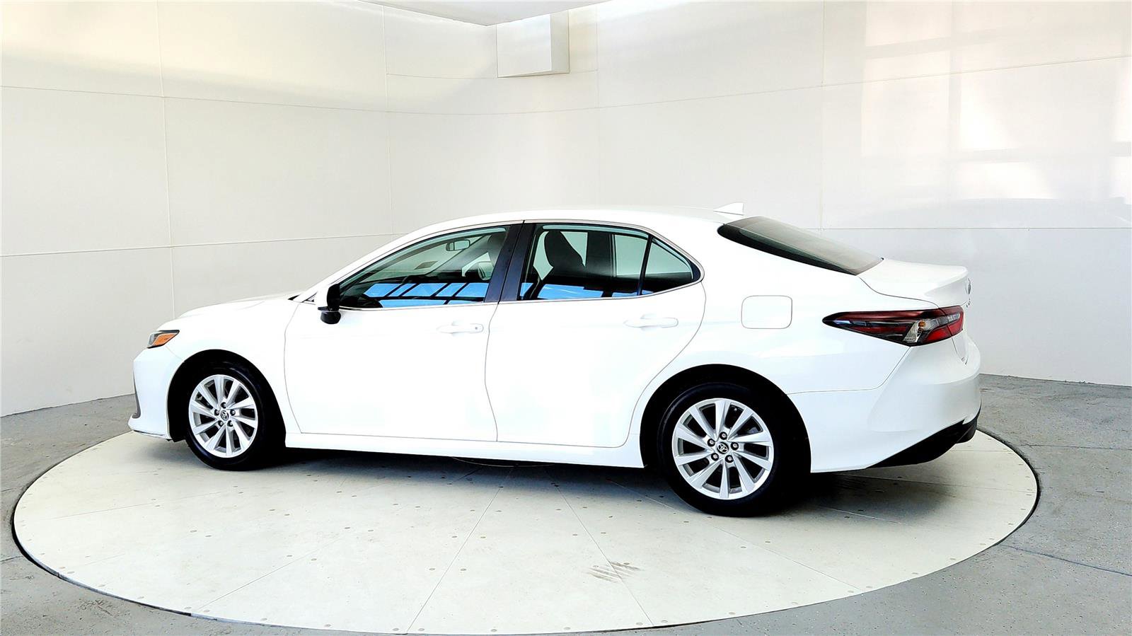 Used 2022 Toyota Camry LE w/ Carpet Mat Package (TMS) image 4