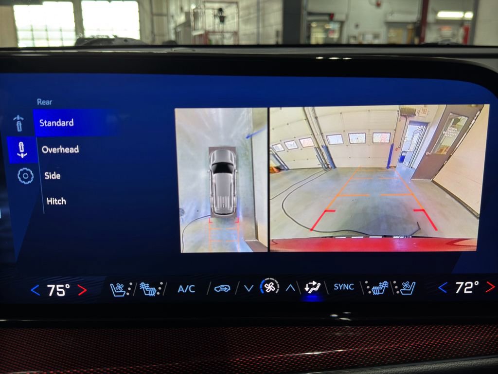 Used 2025 Chevrolet Traverse RS image 31