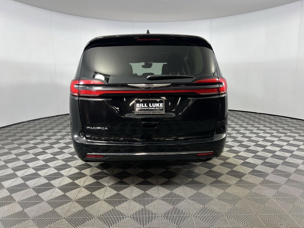 Used 2024 Chrysler Pacifica Touring-L image 9