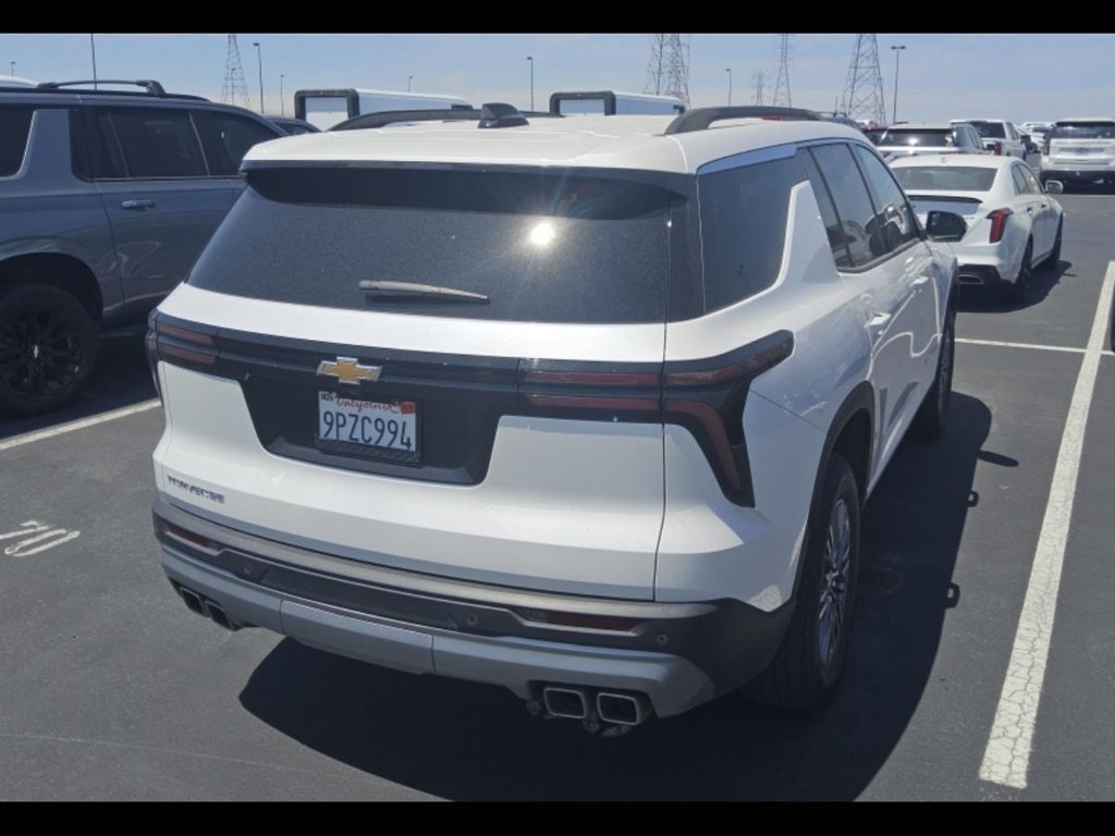 Used 2025 Chevrolet Traverse LT w/ Driver Confidence Package FWD image 4