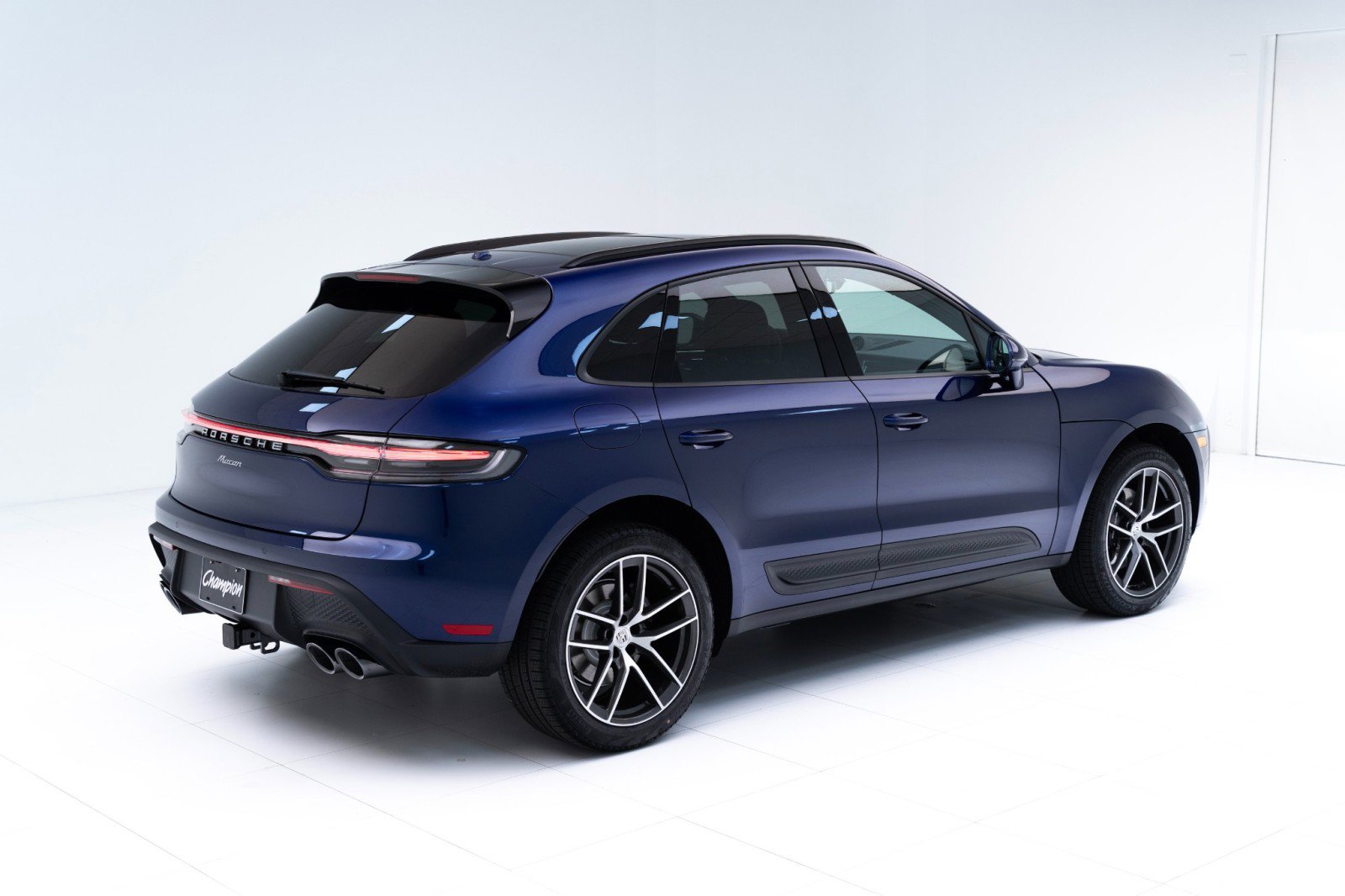Certified 2025 Porsche Macan image 9