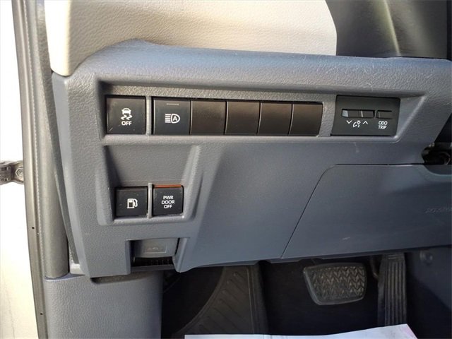 Used 2022 Toyota Sienna Limited image 21