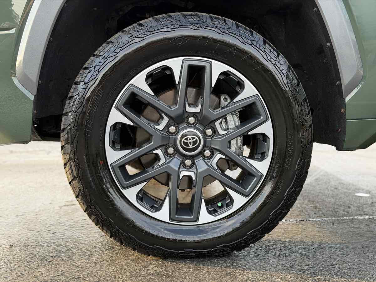 Used 2022 Toyota Tundra Limited w/ Power Package AWD/4WD image 10