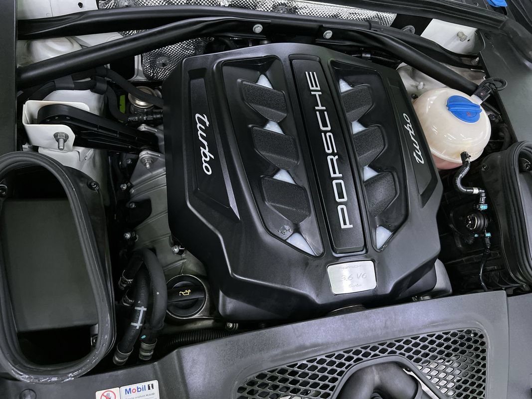 Used 2016 Porsche Macan Turbo AWD/4WD image 30