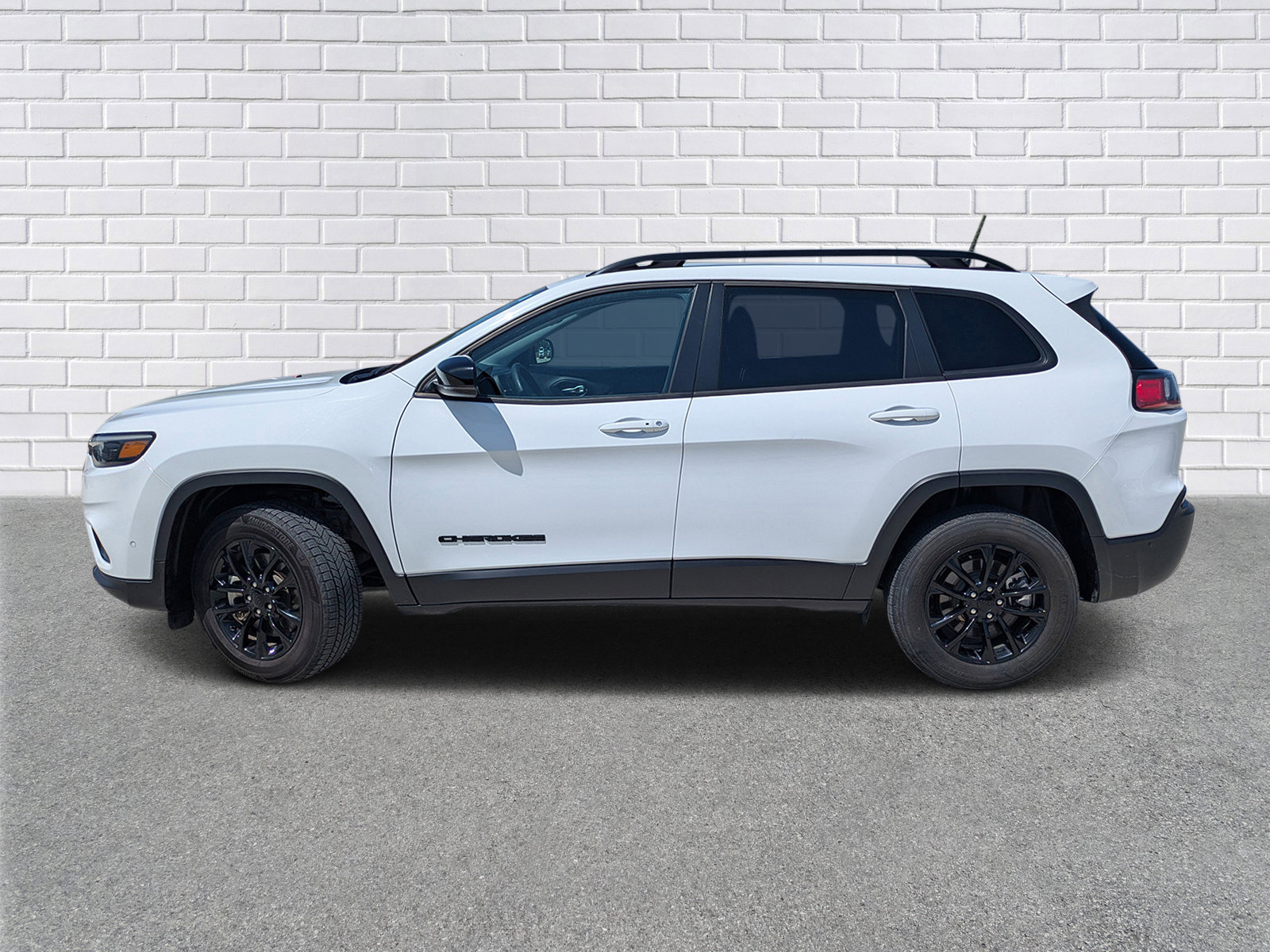 Used 2023 Jeep Cherokee Altitude Lux image 2