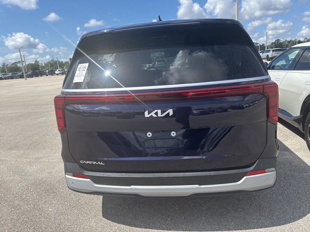 Used 2025 Kia Carnival FWD image 4