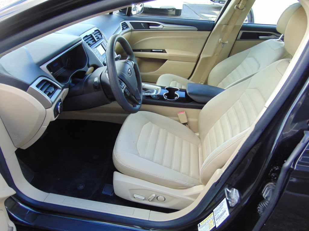 Used 2015 Ford Fusion SE FWD image 2
