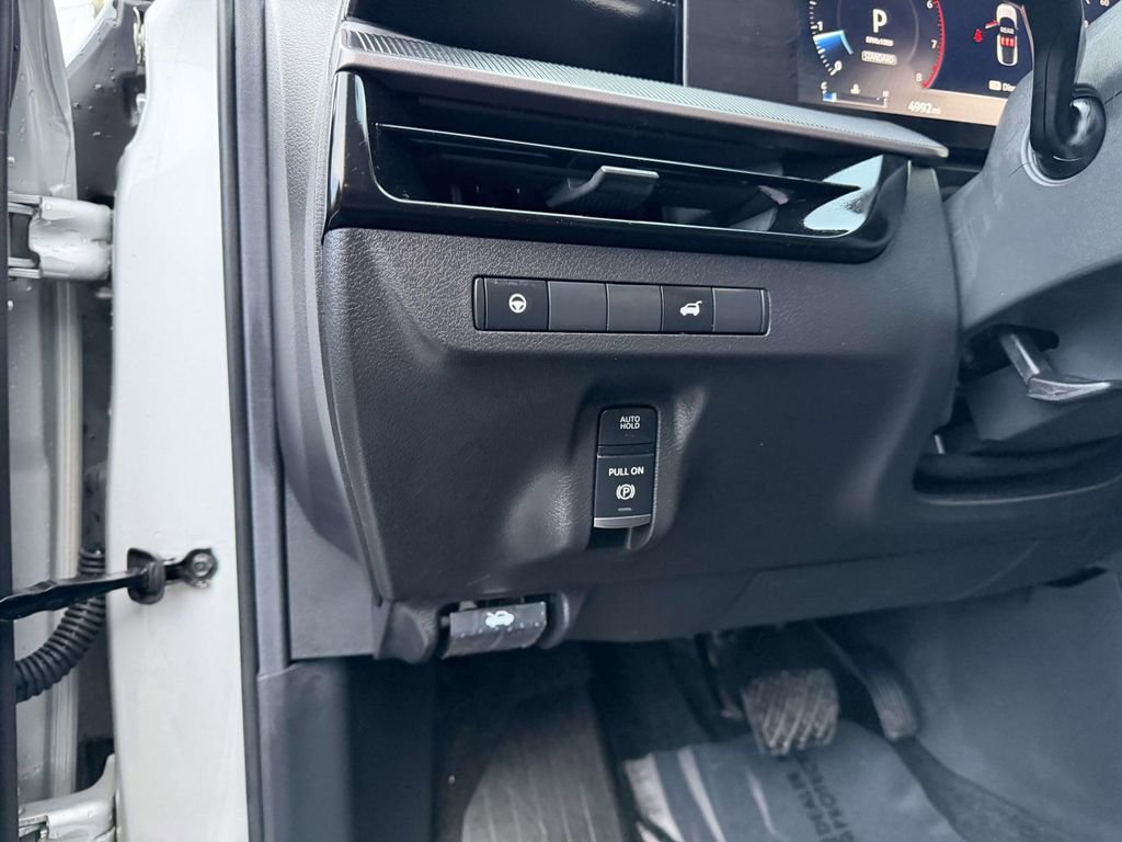 Used 2025 Nissan Murano SV image 32