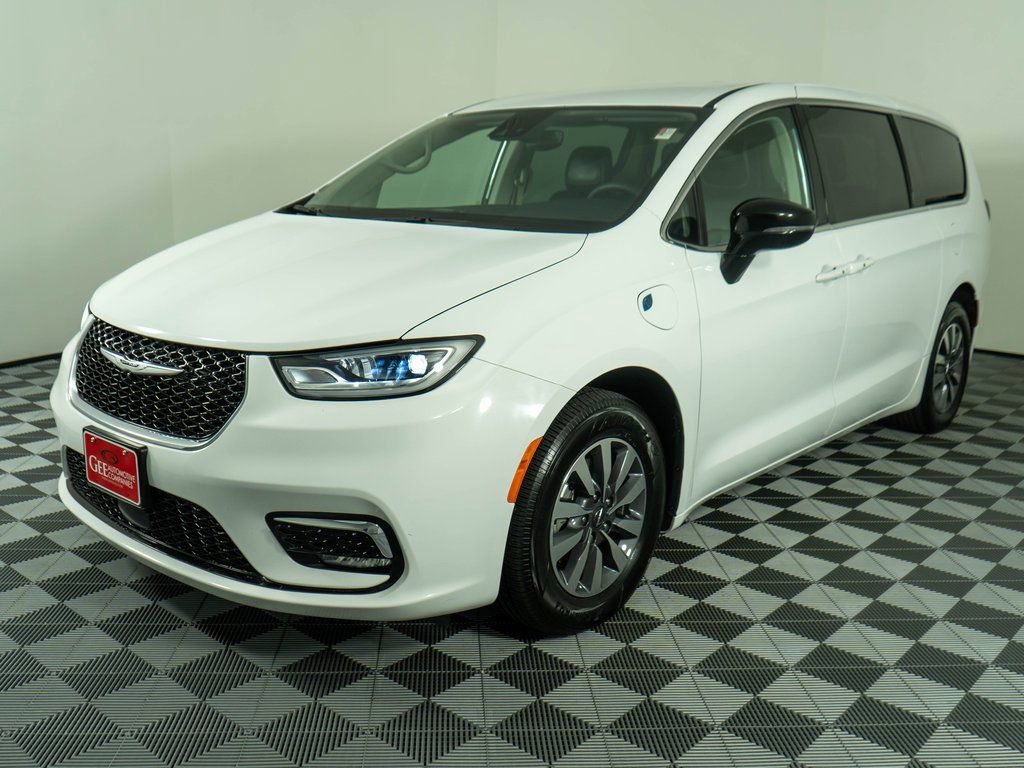 Used 2024 Chrysler Pacifica Select image 3