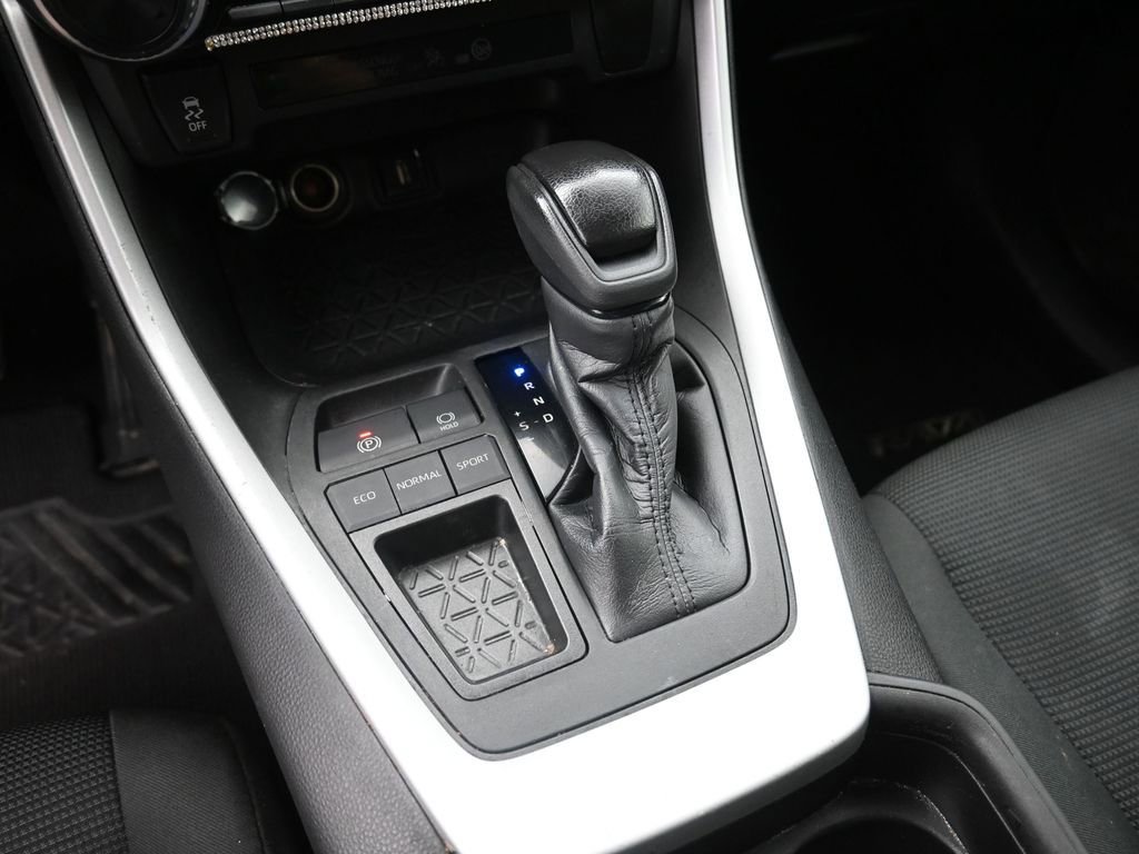Used 2021 Toyota RAV4 LE image 29