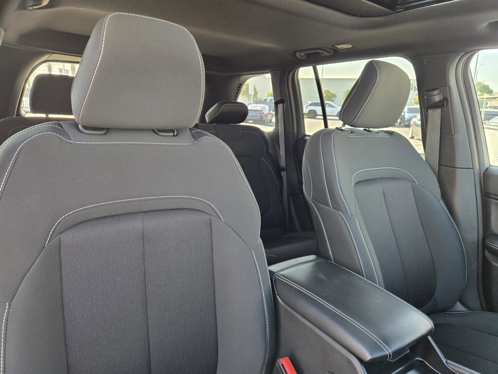 Used 2025 Jeep Grand Cherokee Laredo X image 31