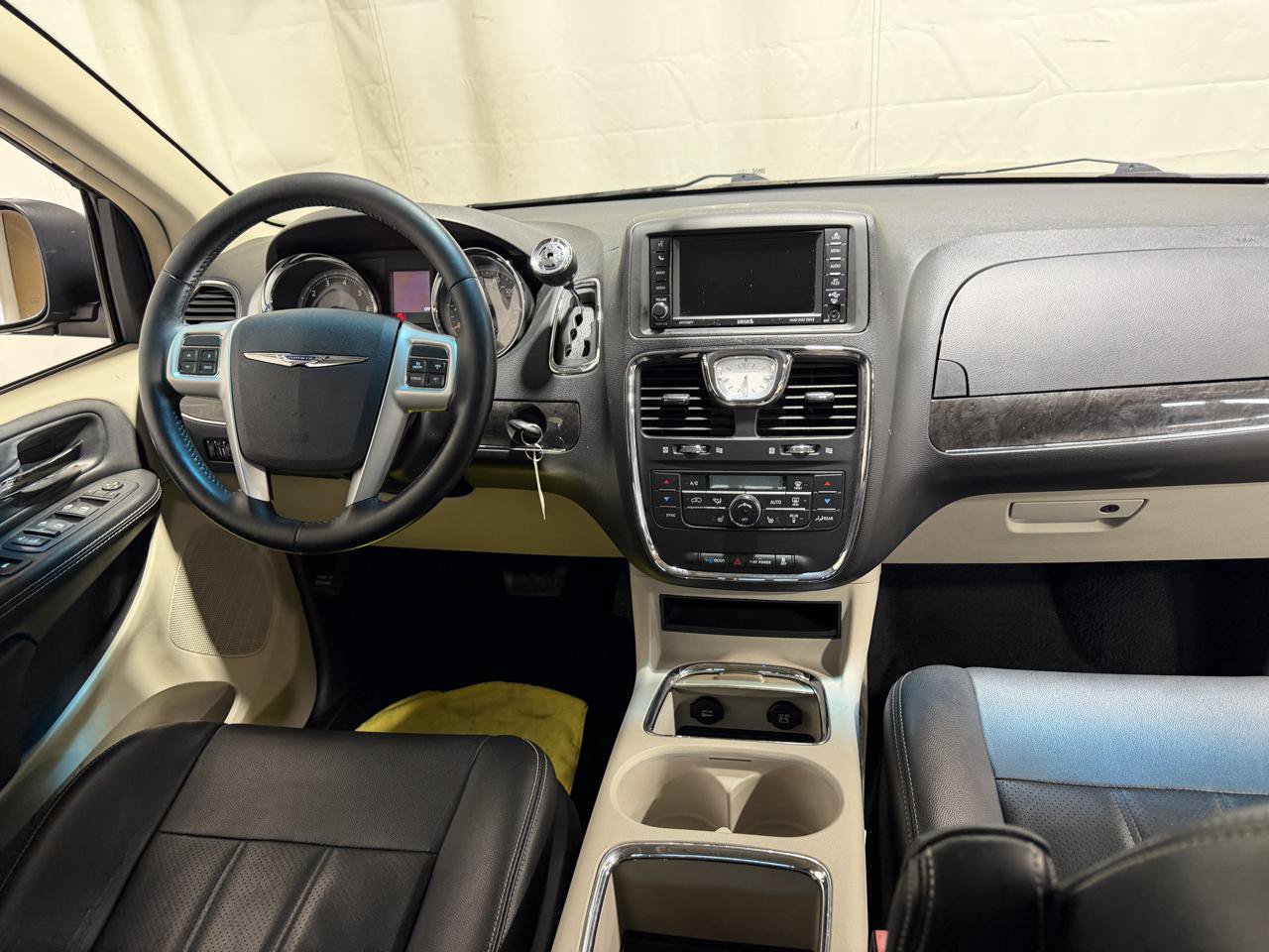 Used 2016 Chrysler Town & Country Touring FWD image 16
