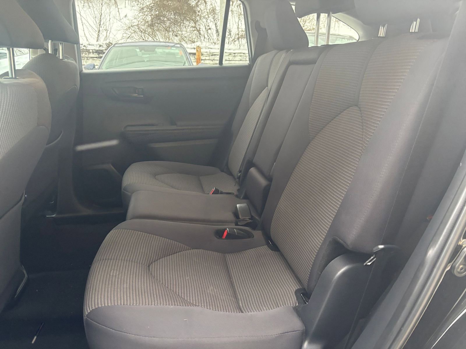 Used 2025 Toyota Highlander LE image 27