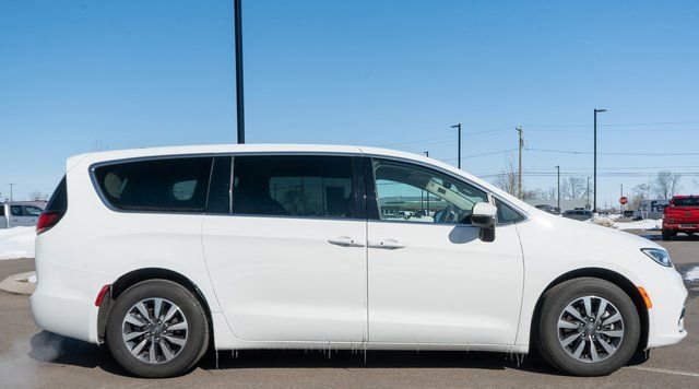 Used 2023 Chrysler Pacifica Touring-L w/ Uconnect Theater Family Group image 5
