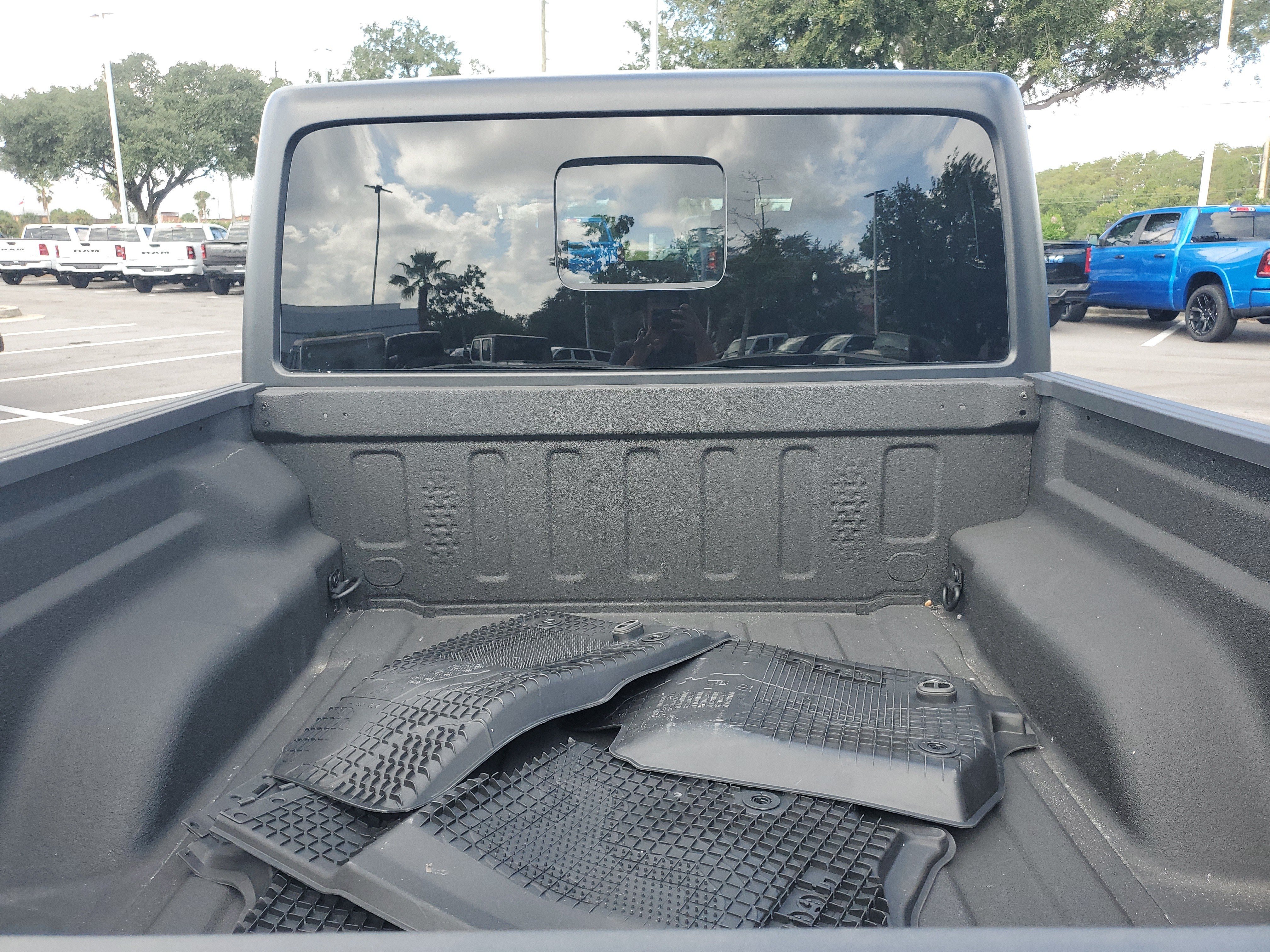 Used 2025 Jeep Gladiator Sport AWD/4WD image 8