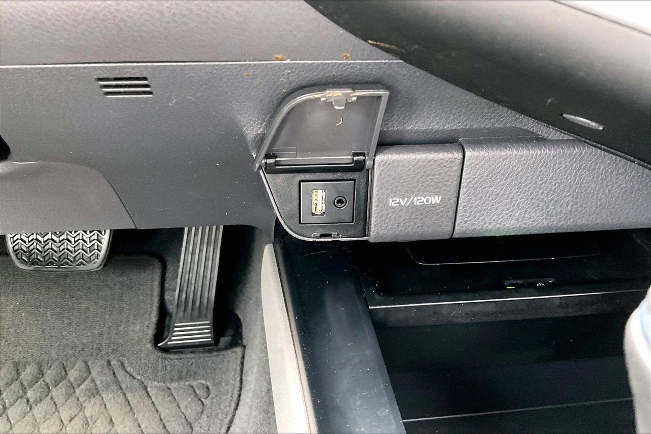 Used 2019 Toyota Camry XSE w/ Navigation Package FWD image 19