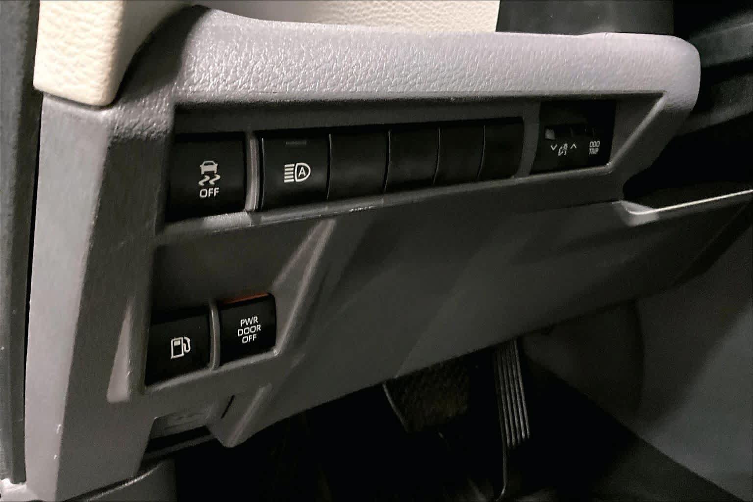 Used 2024 Toyota Sienna LE FWD image 32