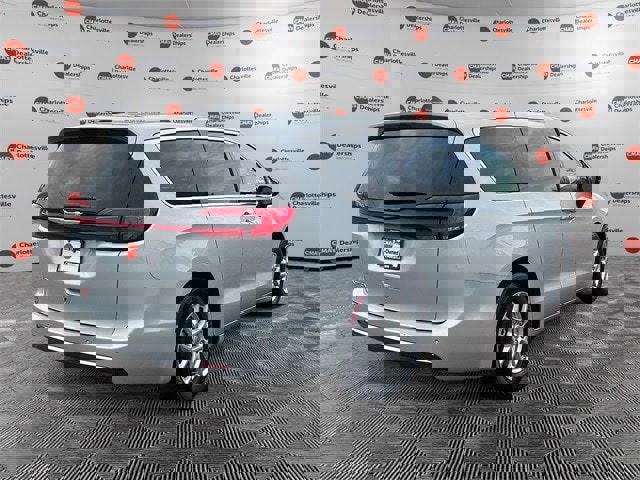 Used 2024 Chrysler Pacifica Touring-L image 5