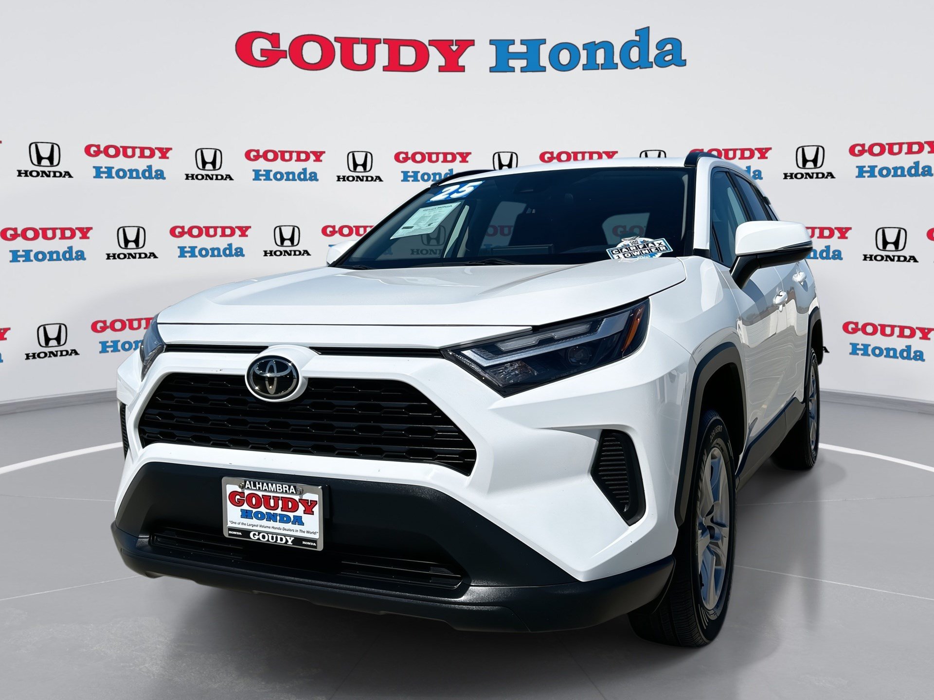 Used 2025 Toyota RAV4 XLE FWD image 1