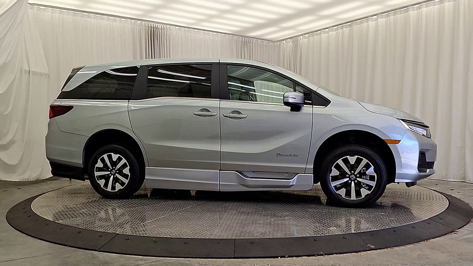 Used 2025 Honda Odyssey EX-L image 9